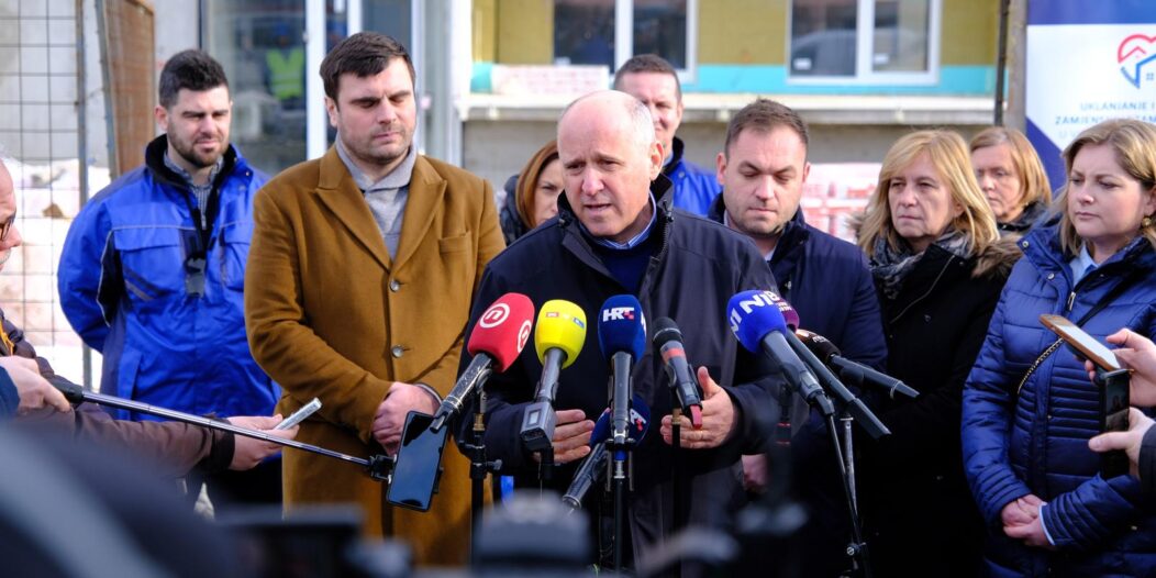 Bačić u Glini obišao gradilišta višestambenih zgrada za stradale u potresu i kontejnersko naselje Bačić u Glini obišao gradilišta višestambenih zgrada za stradale u potresu i kontejnersko naselje