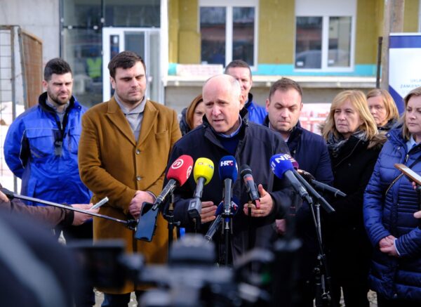 Bačić u Glini obišao gradilišta višestambenih zgrada za stradale u potresu i kontejnersko naselje