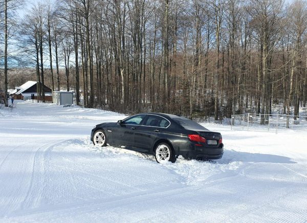 Platak auto u snijegu -1