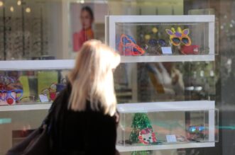 Rijeka: Izlozi trgovina na Korzu u znaku su karnevala Rijeka: Izlozi trgovina na Korzu u znaku su karnevala