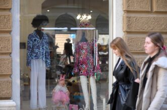 Rijeka: Izlozi trgovina na Korzu u znaku su karnevala Rijeka: Izlozi trgovina na Korzu u znaku su karnevala