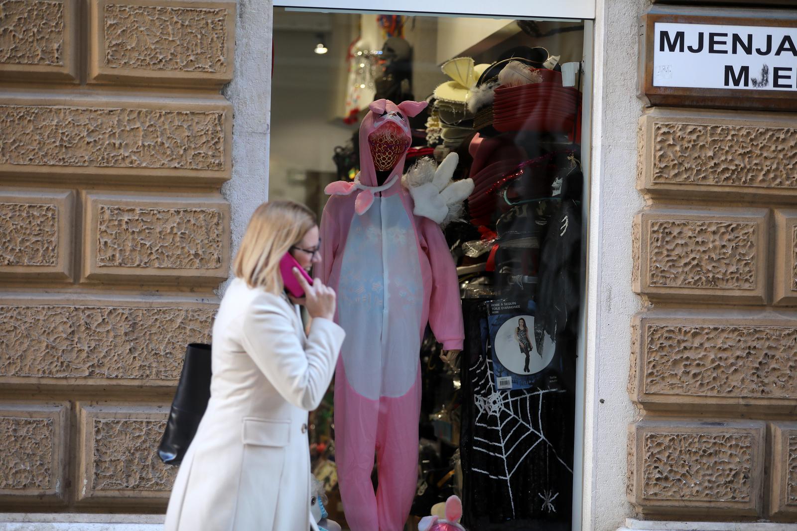 Rijeka: Izlozi trgovina na Korzu u znaku su karnevala Rijeka: Izlozi trgovina na Korzu u znaku su karnevala