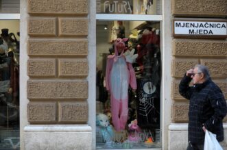Rijeka: Izlozi trgovina na Korzu u znaku su karnevala Rijeka: Izlozi trgovina na Korzu u znaku su karnevala
