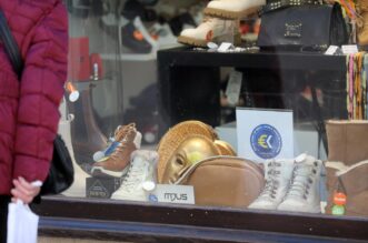 Rijeka: Izlozi trgovina na Korzu u znaku su karnevala Rijeka: Izlozi trgovina na Korzu u znaku su karnevala