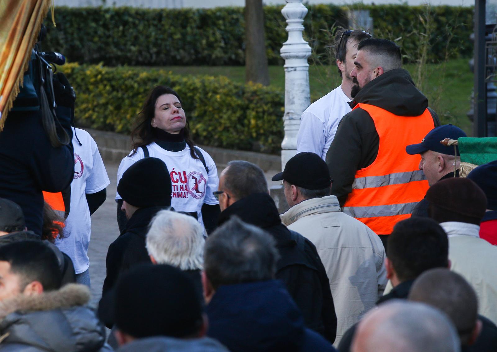 Zagreb: Muškarci na koljenima mole krunicu za čednost žena i domovinu Zagreb: Muškarci na koljenima mole krunicu za čednost žena i domovinu