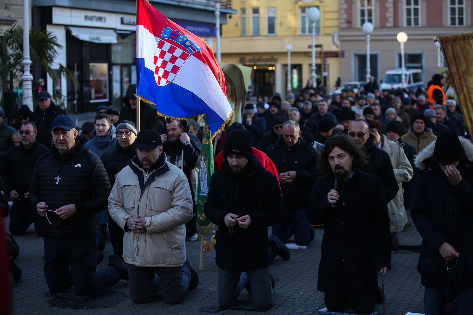 Zagreb: Muškarci na koljenima mole krunicu za čednost žena i domovinu Zagreb: Muškarci na koljenima mole krunicu za čednost žena i domovinu