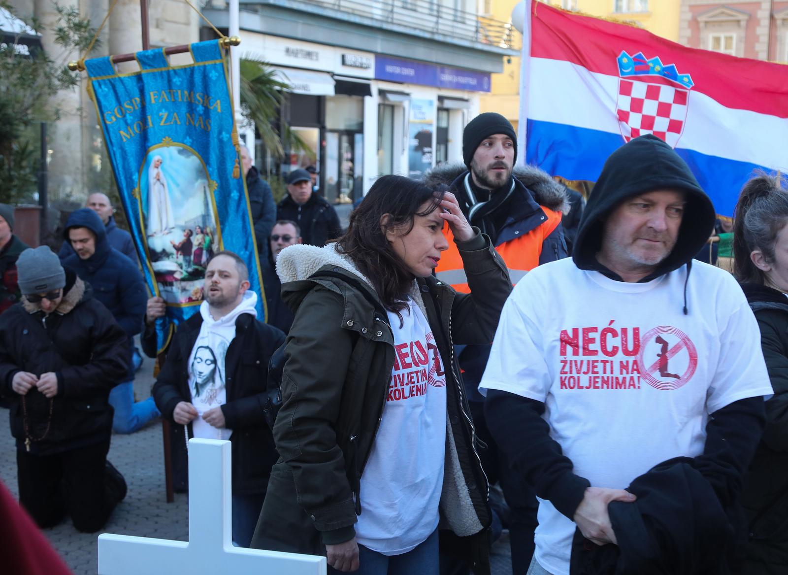 Zagreb: Muškarci na koljenima mole krunicu za čednost žena i domovinu Zagreb: Muškarci na koljenima mole krunicu za čednost žena i domovinu