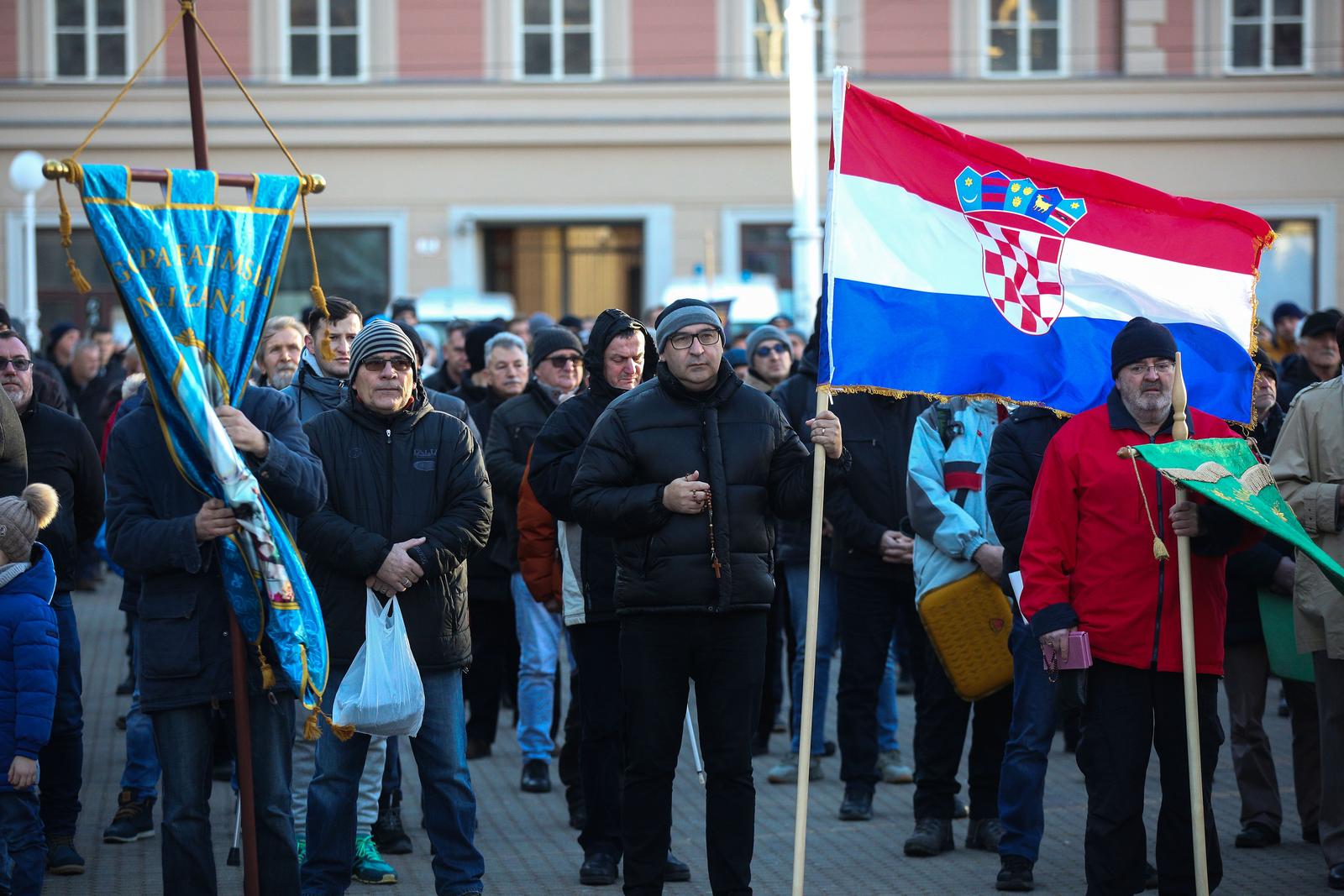 Zagreb: Muškarci na koljenima mole krunicu za čednost žena i domovinu Zagreb: Muškarci na koljenima mole krunicu za čednost žena i domovinu