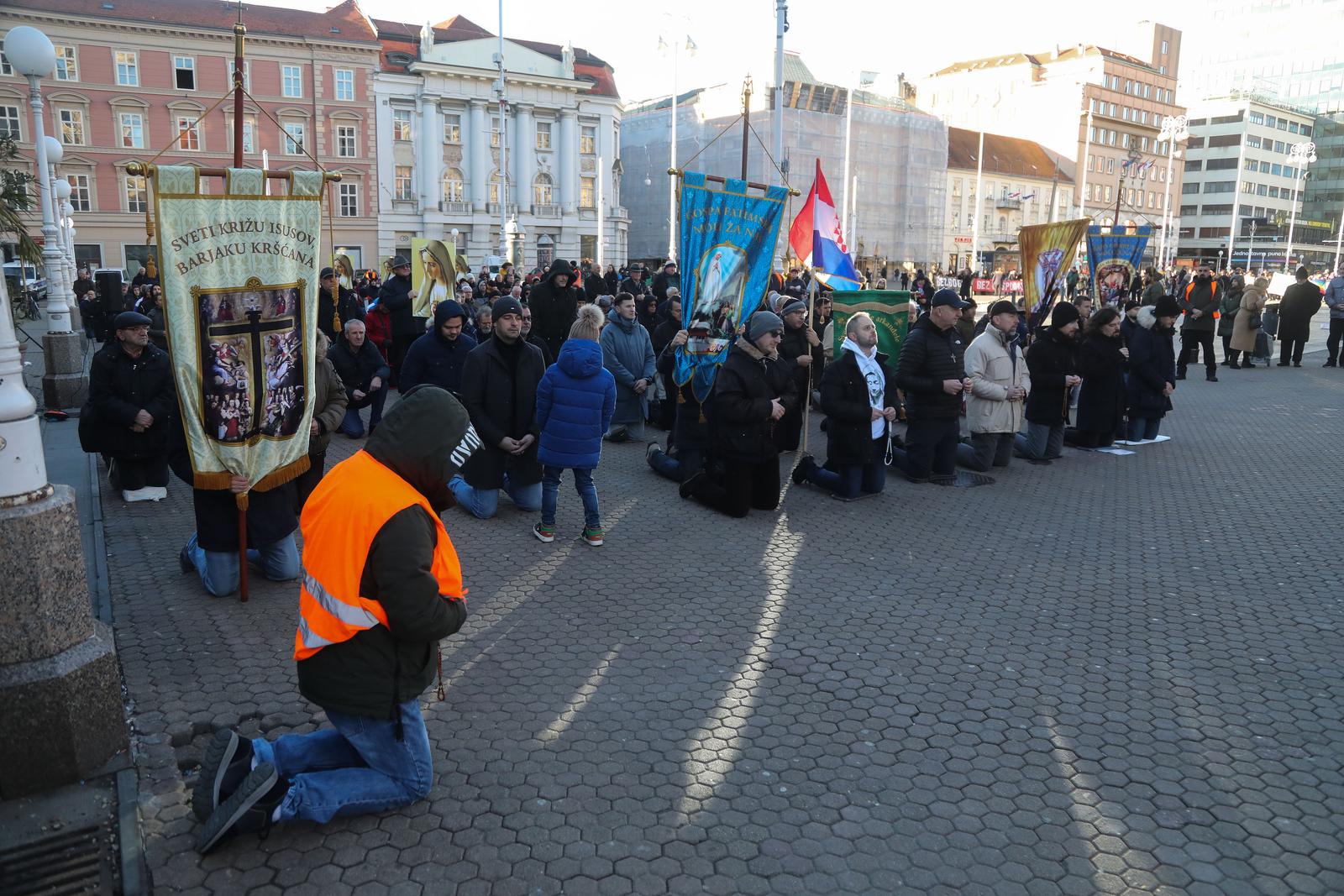 Zagreb: Muškarci na koljenima mole krunicu za čednost žena i domovinu Zagreb: Muškarci na koljenima mole krunicu za čednost žena i domovinu