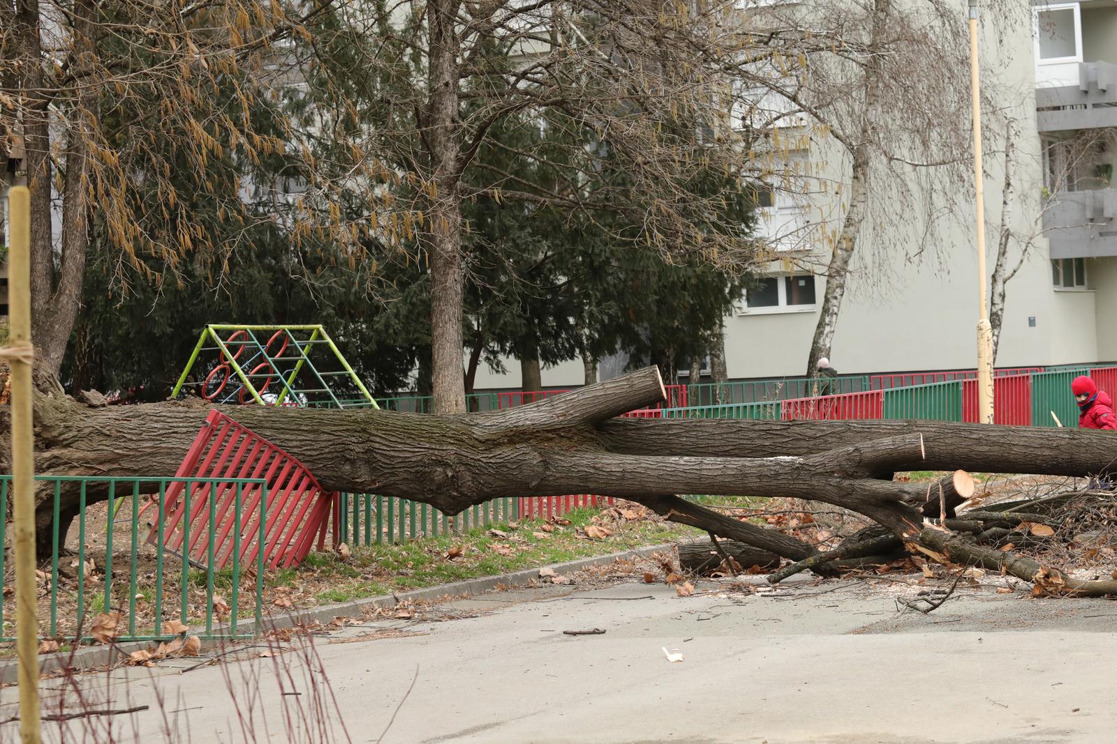 Olujni vjetar prouzročio štetu u Osijeku