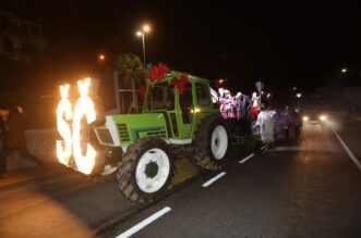 Opatija: Let 3 traktorom stigao ispred dvorane gdje ?e nastupiti na Dori Opatija: Let 3 traktorom stigao ispred dvorane gdje ?e nastupiti na Dori