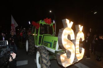 Opatija: Let 3 traktorom stigao ispred dvorane gdje ?e nastupiti na Dori Opatija: Let 3 traktorom stigao ispred dvorane gdje ?e nastupiti na Dori