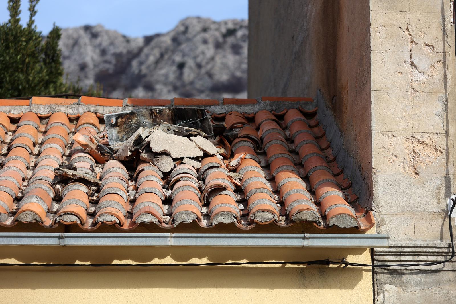 Epicentar potresa u Baščanskoj Dragi, uslijed potresa srušio se dimnjak Epicentar potresa u Baščanskoj Dragi, uslijed potresa srušio se dimnjak
