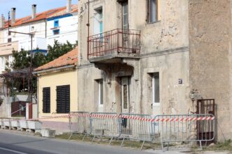 Epicentar potresa u Baščanskoj Dragi, uslijed potresa srušio se dimnjak Epicentar potresa u Baščanskoj Dragi, uslijed potresa srušio se dimnjak