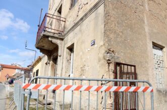 Epicentar potresa u Baščanskoj Dragi, uslijed potresa srušio se dimnjak Epicentar potresa u Baščanskoj Dragi, uslijed potresa srušio se dimnjak