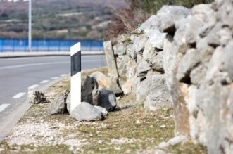Na ulazu u Punat na Krku oštećen suhozid Na ulazu u Punat na Krku oštećen suhozid
