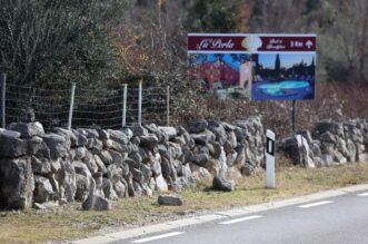 Na ulazu u Punat na Krku oštećen suhozid Na ulazu u Punat na Krku oštećen suhozid