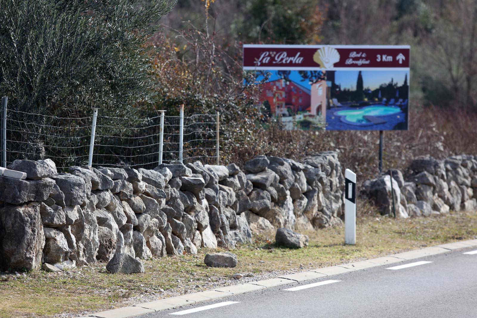 Na ulazu u Punat na Krku oštećen suhozid Na ulazu u Punat na Krku oštećen suhozid