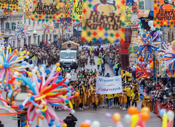 Rijeka: Oko devet tisuća maškara sudjelovalo na tradicionalnom Riječkom karnevalu