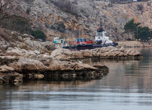Omišalj: Onečišćenje mora u uvali Pesja u blizini LNG terminala