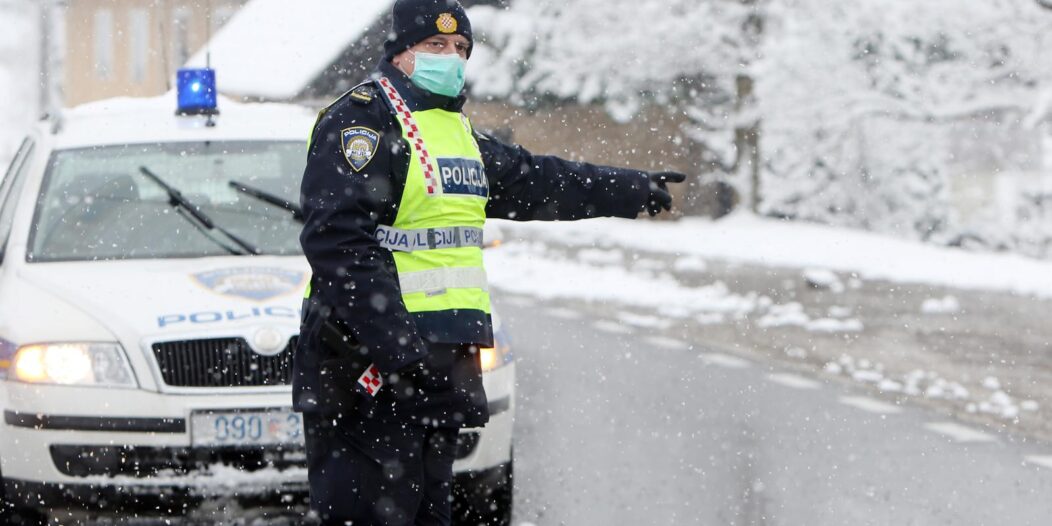 Gorski kotar pod snijegom, ceste su prazne, a policija provjerava propusnice Gorski kotar pod snijegom, ceste su prazne, a policija provjerava propusnice