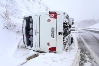 U prevrtanju autobusa na autocesti poginula jedna osoba U prevrtanju autobusa na autocesti poginula jedna osoba