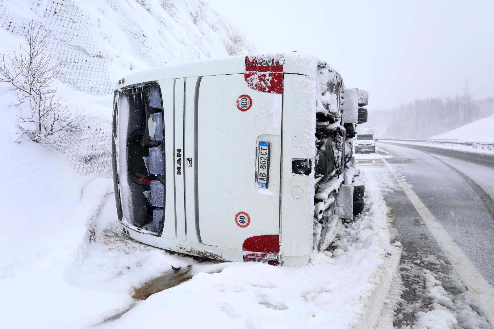 U prevrtanju autobusa na autocesti poginula jedna osoba U prevrtanju autobusa na autocesti poginula jedna osoba