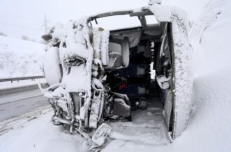 U prevrtanju autobusa na autocesti poginula jedna osoba U prevrtanju autobusa na autocesti poginula jedna osoba