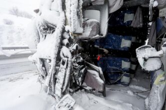 U prevrtanju autobusa na autocesti poginula jedna osoba U prevrtanju autobusa na autocesti poginula jedna osoba