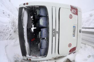 U prevrtanju autobusa na autocesti poginula jedna osoba U prevrtanju autobusa na autocesti poginula jedna osoba