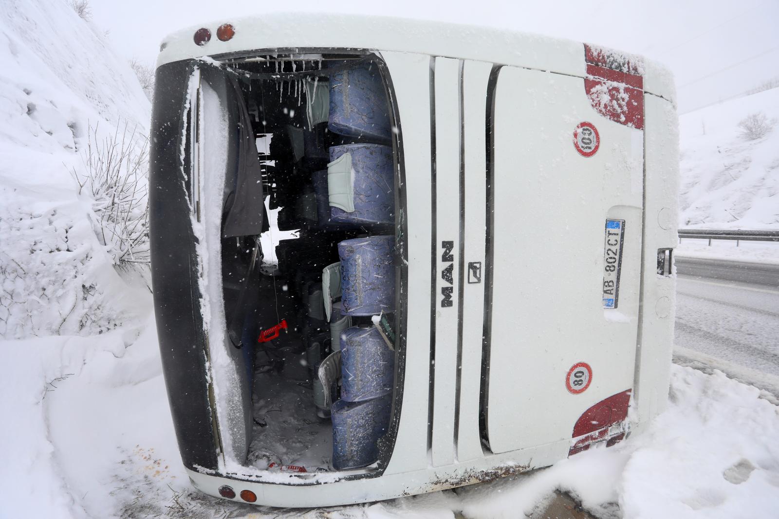 U prevrtanju autobusa na autocesti poginula jedna osoba U prevrtanju autobusa na autocesti poginula jedna osoba