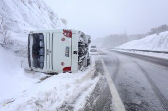 U prevrtanju autobusa na autocesti poginula jedna osoba U prevrtanju autobusa na autocesti poginula jedna osoba