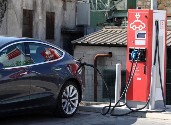 Od sutra zabranjeno parkiranje na punionicama za električna vozila Od sutra zabranjeno parkiranje na punionicama za električna vozila