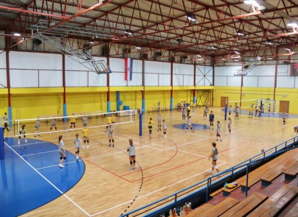 Obilazak-obnovljene-sportske-dvorane-Dinko-Lukarić-na-Kozali-27-1200×800
