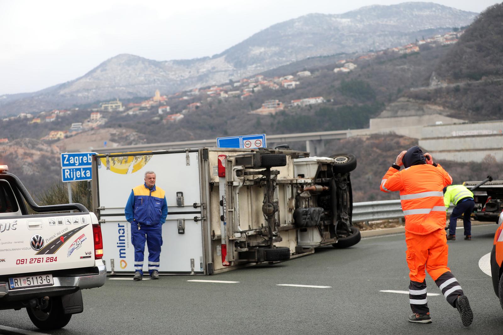Kraljevica: Olujna bura prevrnula dostavni kamion