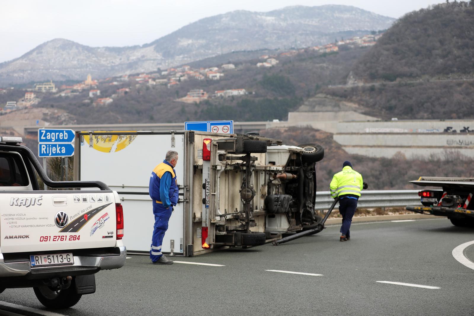 Kraljevica: Olujna bura prevrnula dostavni kamion