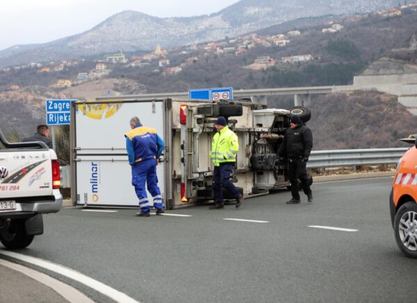 Kraljevica: Olujna bura prevrnula dostavni kamion