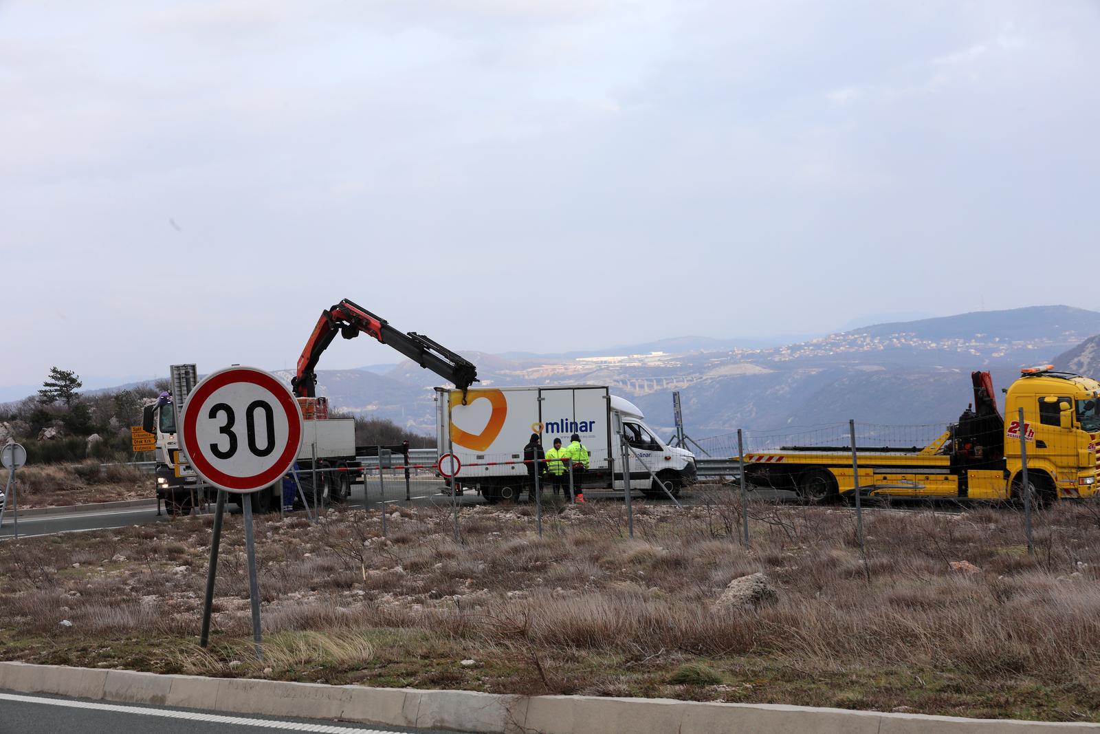 Kraljevica: Olujna bura prevrnula dostavni kamion
