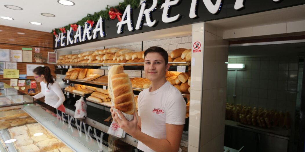 Rijeka: U pekarnici Arena cijena kruha snižena je na dvije kune Rijeka: U pekarnici Arena cijena kruha snižena je na dvije kune