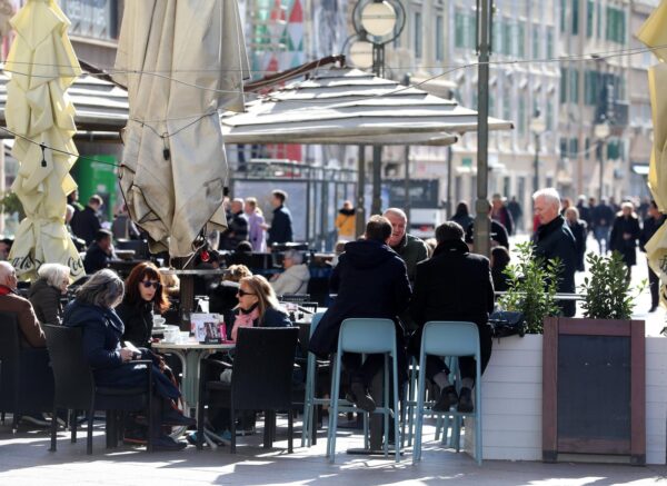 Rijeka: S pojavom sunca popunjene su terase kafića