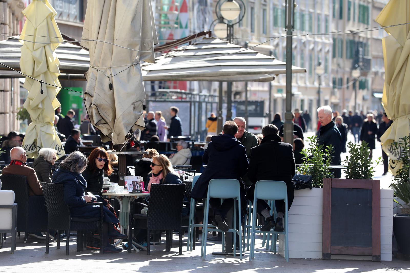 Rijeka: S pojavom sunca popunjene su terase kafića