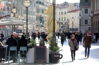 Rijeka: S pojavom sunca popunjene su terase kafića