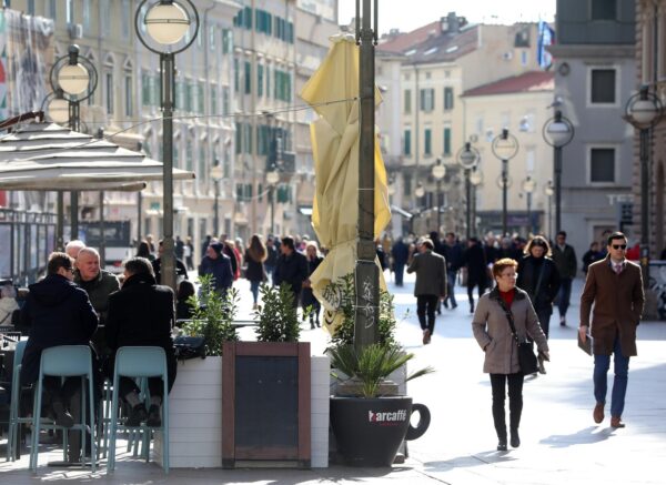Rijeka: S pojavom sunca popunjene su terase kafića