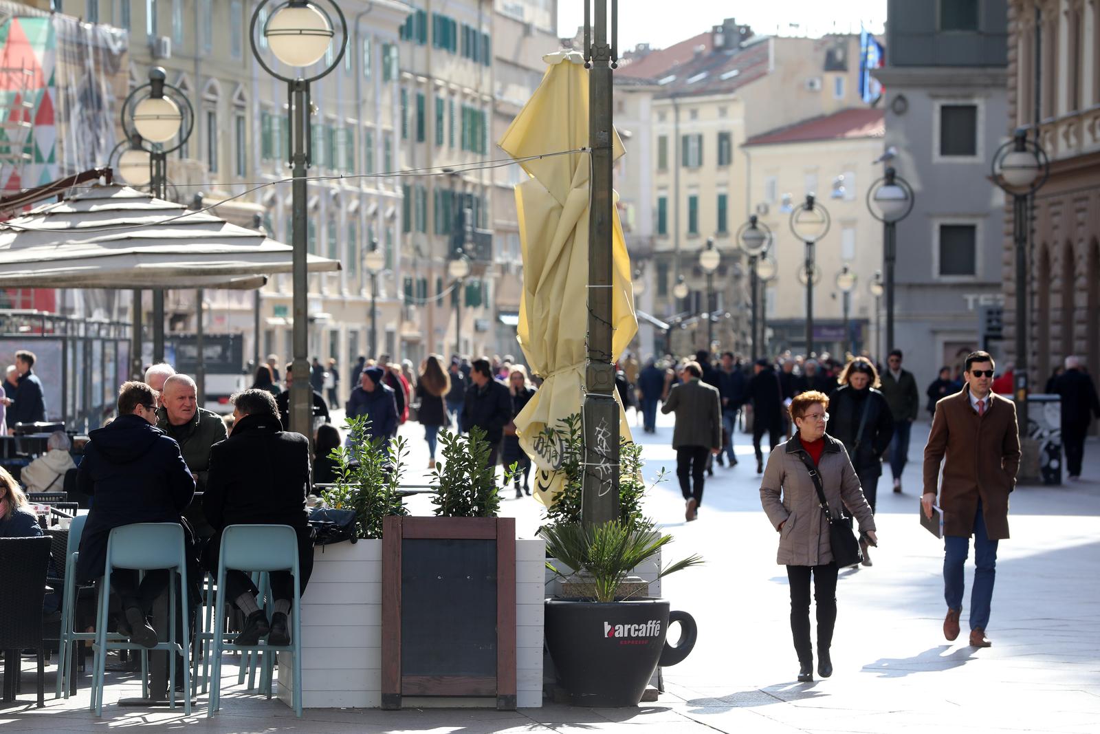 Rijeka: S pojavom sunca popunjene su terase kafića