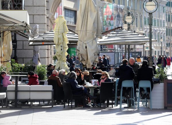 Rijeka: S pojavom sunca popunjene su terase kafića