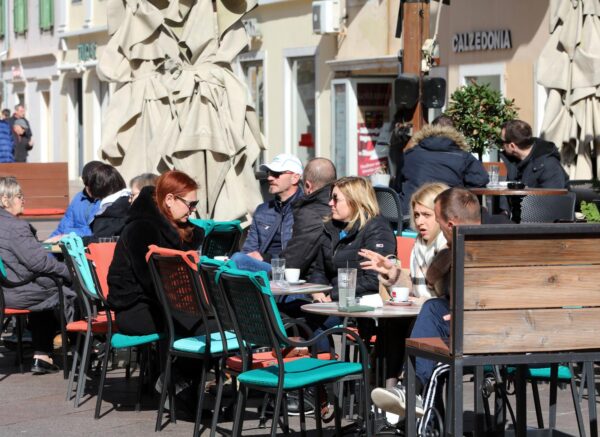 Rijeka: S pojavom sunca popunjene su terase kafića