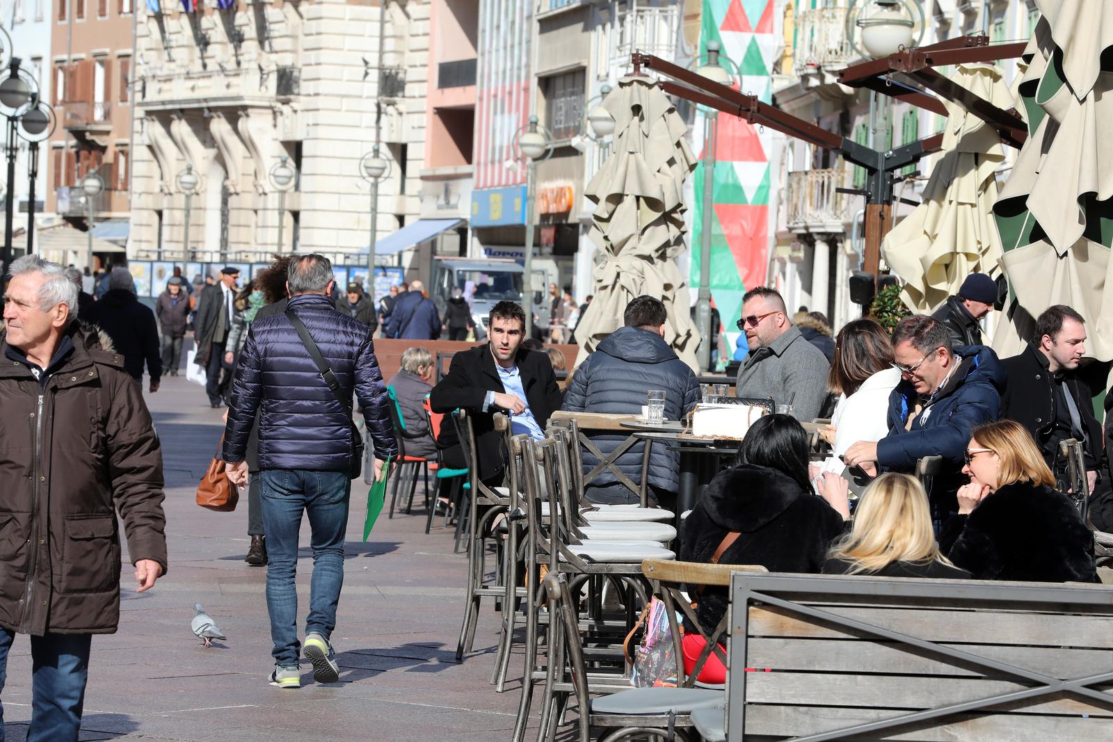 Rijeka: S pojavom sunca popunjene su terase kafića