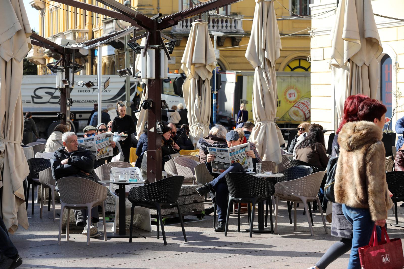 Rijeka: S pojavom sunca popunjene su terase kafića