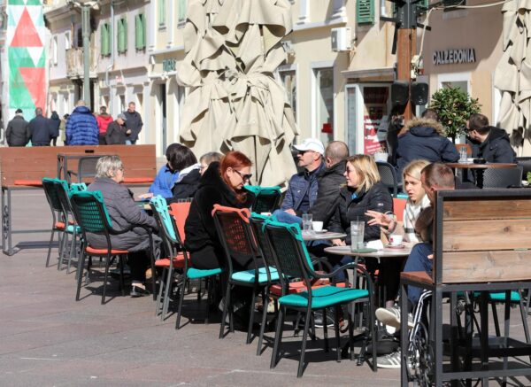 Rijeka: S pojavom sunca popunjene su terase kafića
