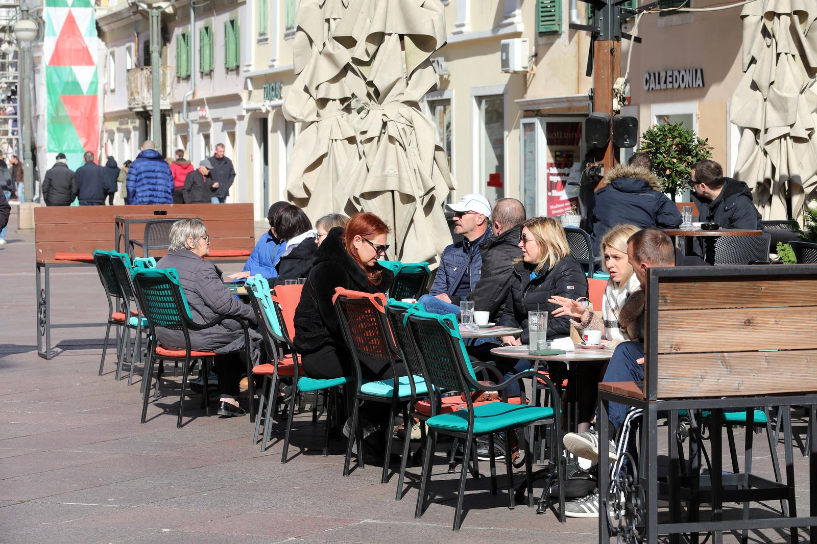 Rijeka: S pojavom sunca popunjene su terase kafića